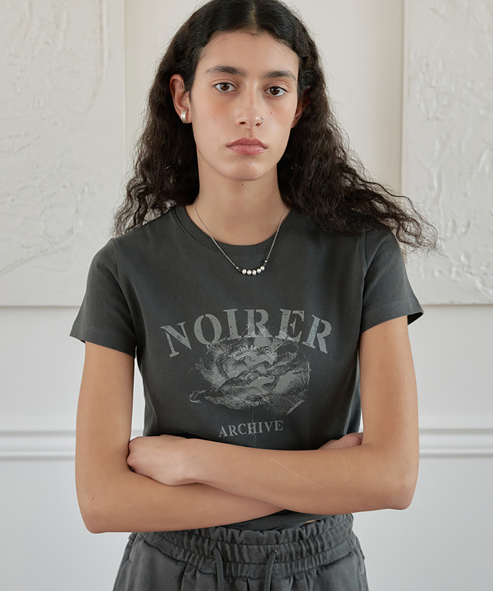 noirer for WOMEN노이어 포 우먼 [ 예약배송 3월 29일 ] 아카이브 프린트 크롭 티셔츠 (그레이)